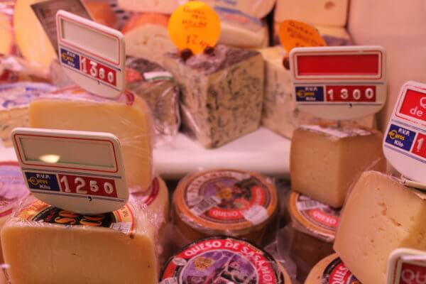 ブルゴスの市場　チーズ