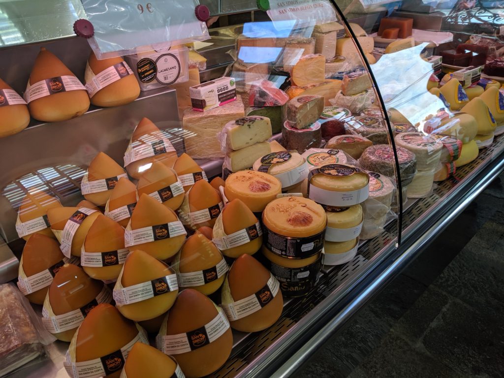 サンティアゴ・デ・コンポステーラ　市場　チーズ